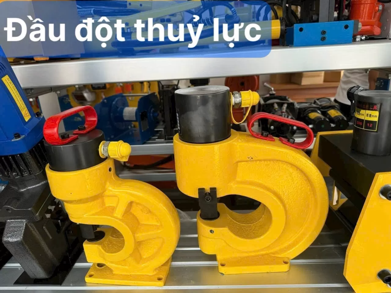 Máy đột lỗ thủy lực CH-60 là thiết bị đột lỗ thủy lực rời, sử dụng kết hợp với bơm thủy lực tay hoặc bơm thủy lực dùng điện áp suất 70MPa để tạo lực đột lên đến 31 tấn.