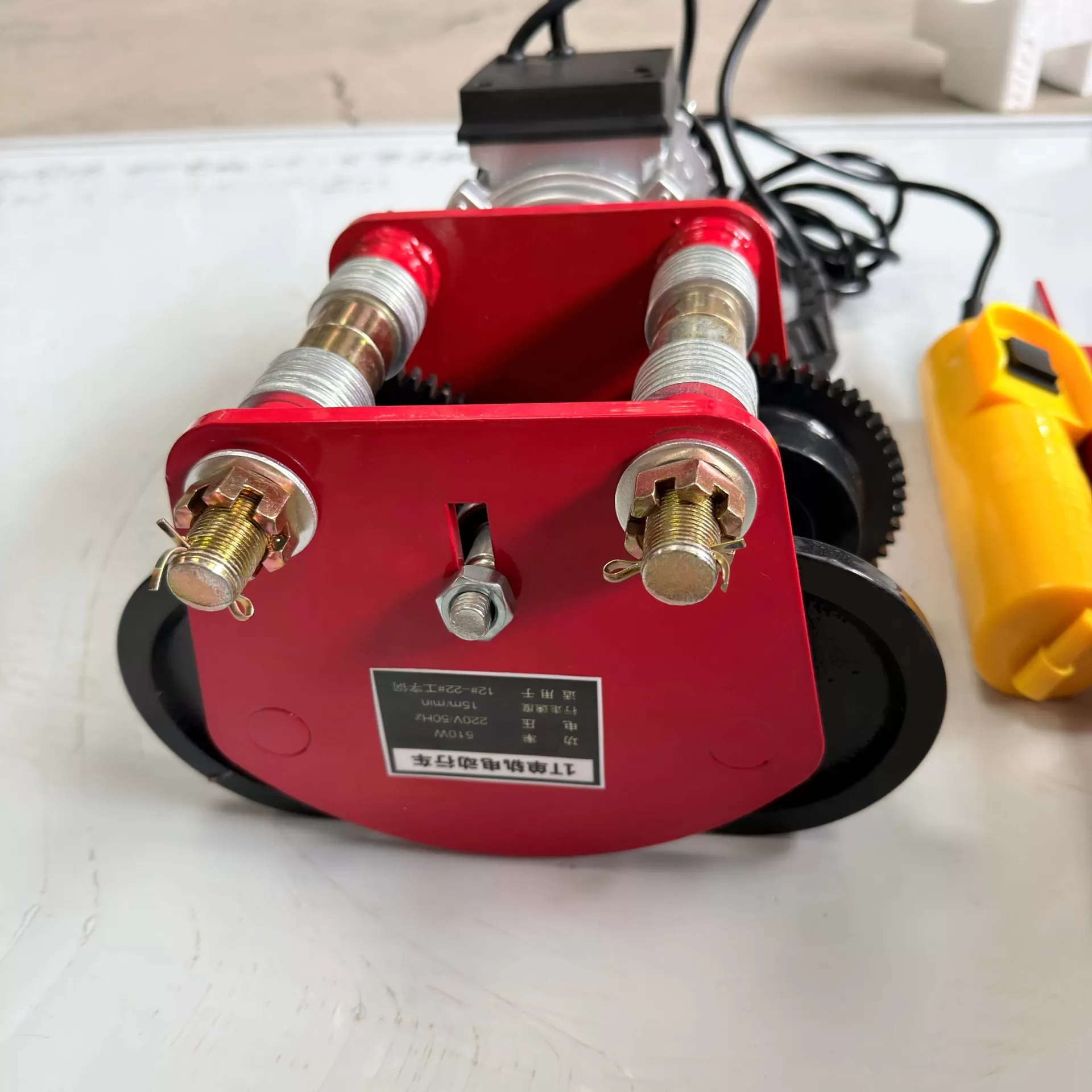 Con chạy điện mini tải 0.5 tấn