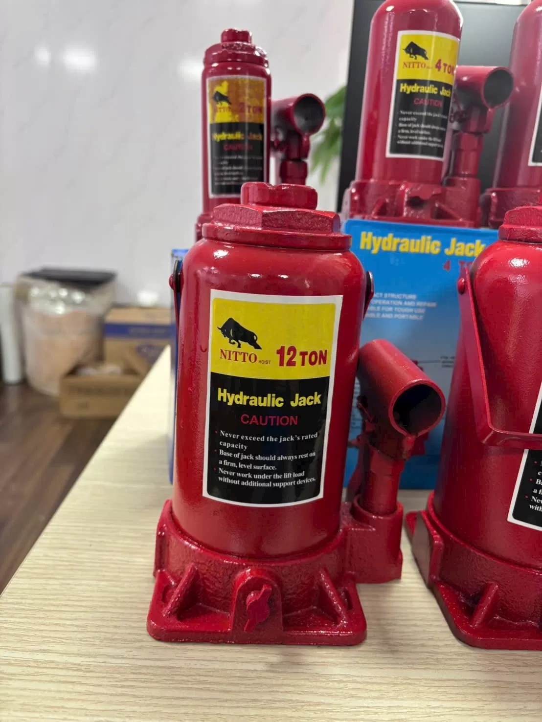 Con đội thuỷ lực 4 Tấn giá tốt
